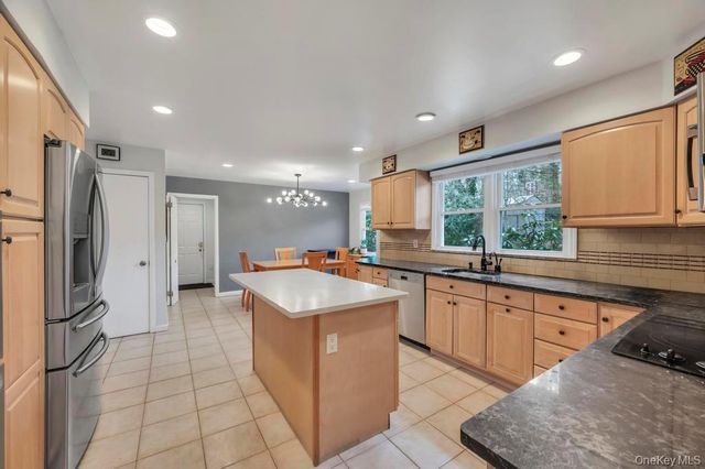 10 Hunting Hill Road, Woodbury, NY 11797