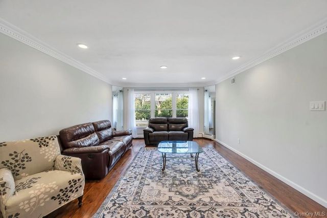 10 Hunting Hill Road, Woodbury, NY 11797