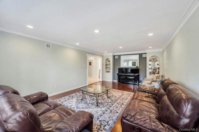 10 Hunting Hill Road, Woodbury, NY 11797