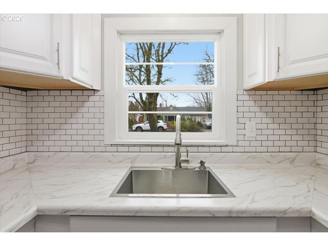 1084 24TH St, Salem, OR 97301