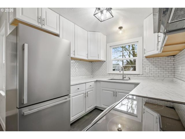 1084 24TH St, Salem, OR 97301