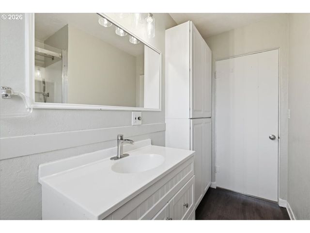 1084 24TH St, Salem, OR 97301