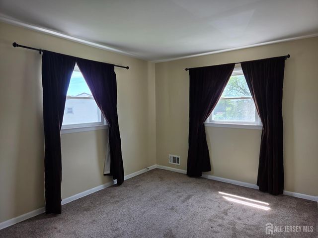 8 Chester Court, Edison, NJ 08817