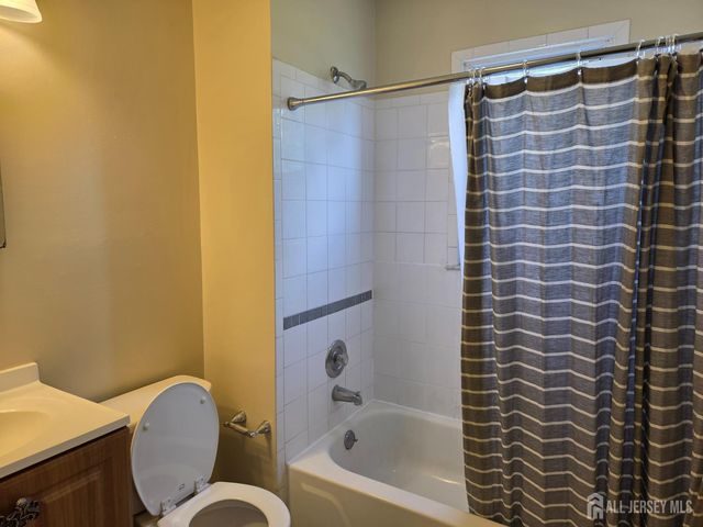 8 Chester Court, Edison, NJ 08817