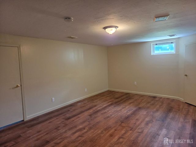 8 Chester Court, Edison, NJ 08817