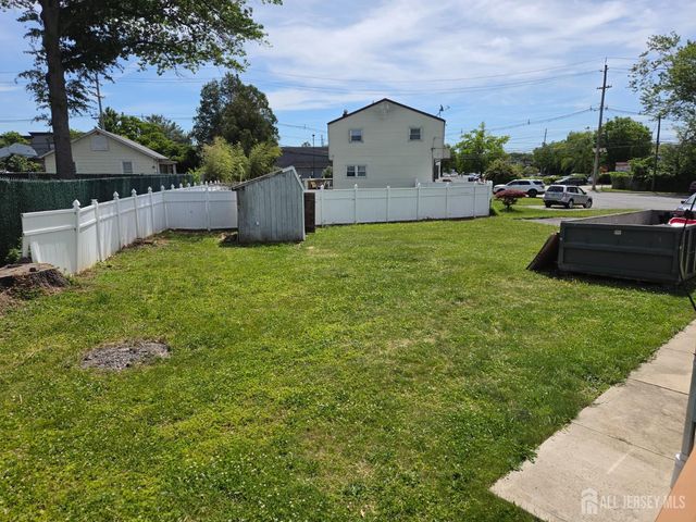8 Chester Court, Edison, NJ 08817