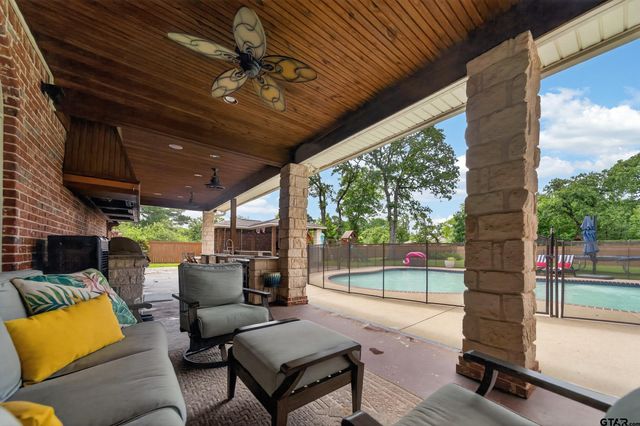13051 Winding Oak, Lindale, TX 75771