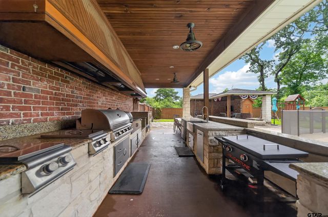 13051 Winding Oak, Lindale, TX 75771