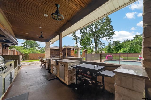 13051 Winding Oak, Lindale, TX 75771
