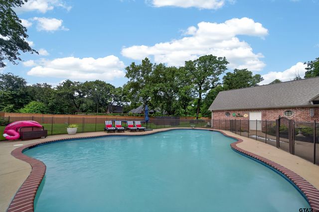 13051 Winding Oak, Lindale, TX 75771