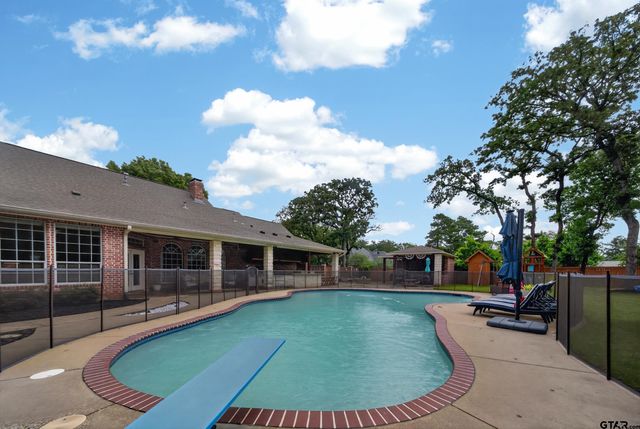 13051 Winding Oak, Lindale, TX 75771