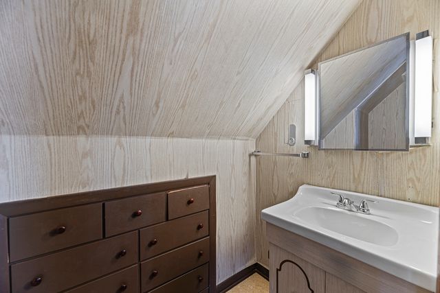 17714 Burnham Avenue, Lansing, IL 60438