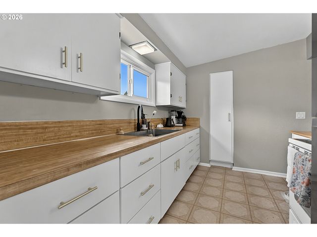 2078 DEWEY St, Eugene, OR 97402