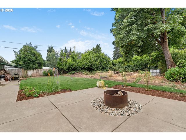 2078 DEWEY St, Eugene, OR 97402