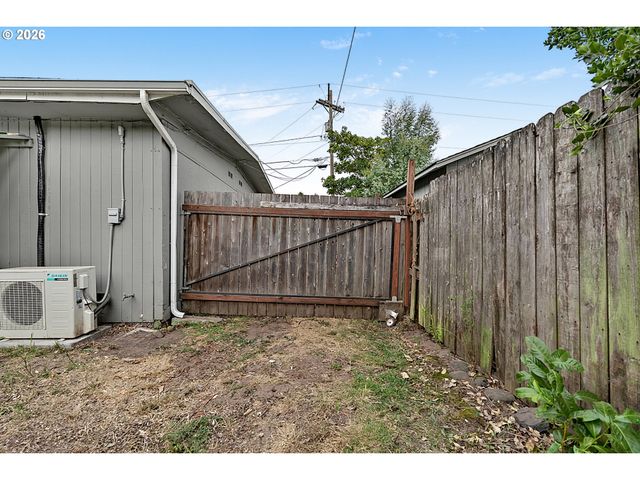 2078 DEWEY St, Eugene, OR 97402
