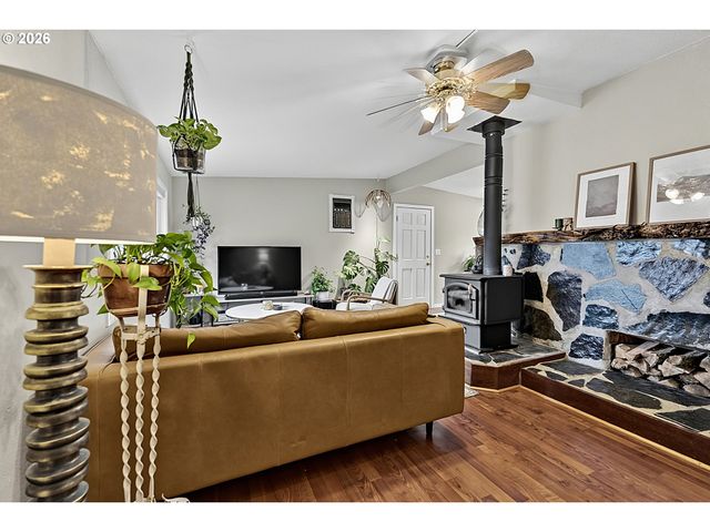 2078 DEWEY St, Eugene, OR 97402