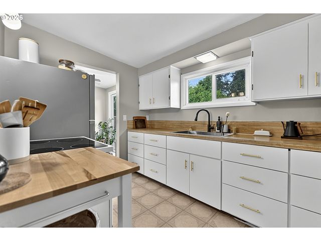 2078 DEWEY St, Eugene, OR 97402
