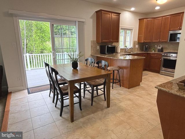 33 VENUTI DR, Aston, PA 19014