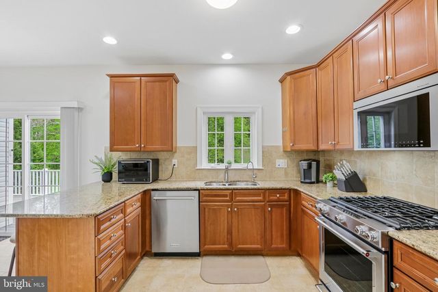 33 VENUTI DR, Aston, PA 19014