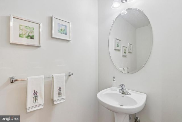 33 VENUTI DR, Aston, PA 19014