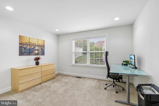 33 VENUTI DR, Aston, PA 19014