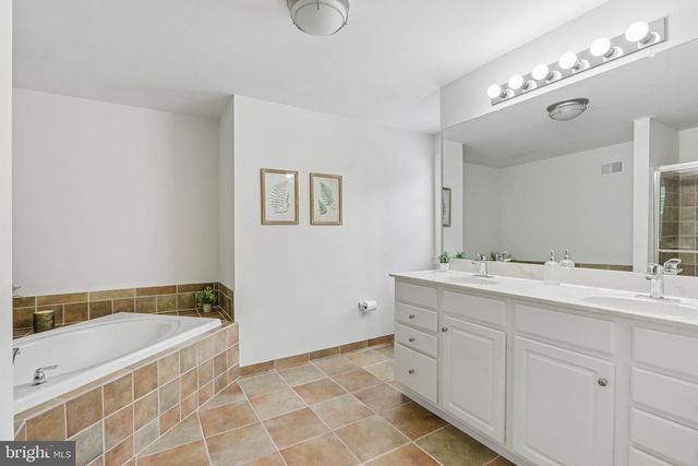 33 VENUTI DR, Aston, PA 19014