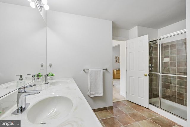 33 VENUTI DR, Aston, PA 19014