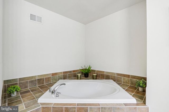 33 VENUTI DR, Aston, PA 19014