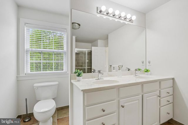 33 VENUTI DR, Aston, PA 19014