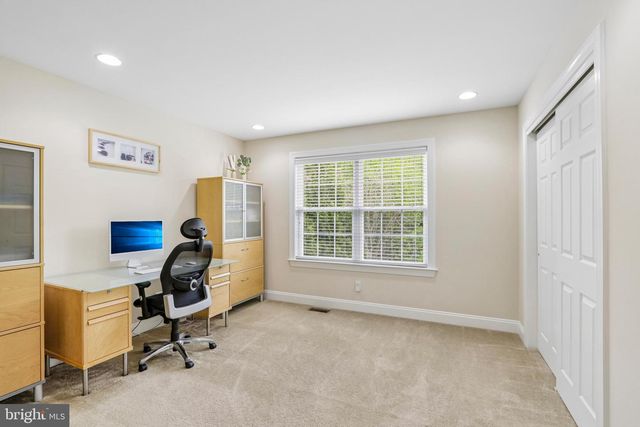 33 VENUTI DR, Aston, PA 19014