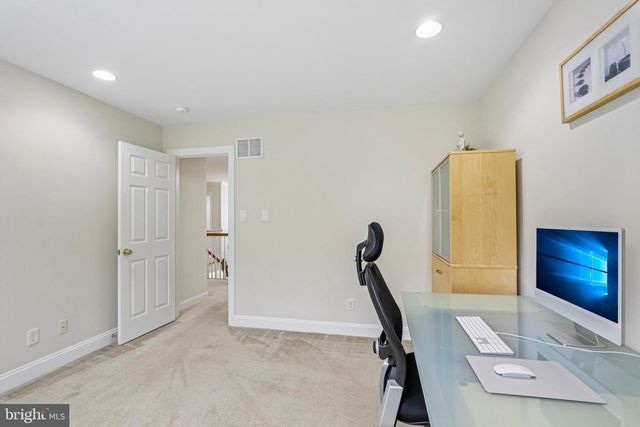 33 VENUTI DR, Aston, PA 19014