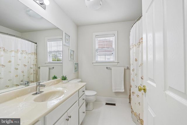 33 VENUTI DR, Aston, PA 19014