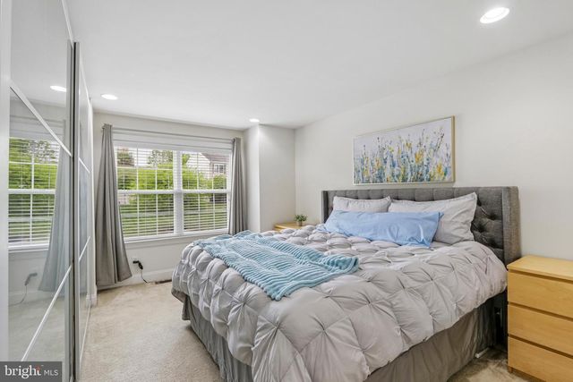 33 VENUTI DR, Aston, PA 19014