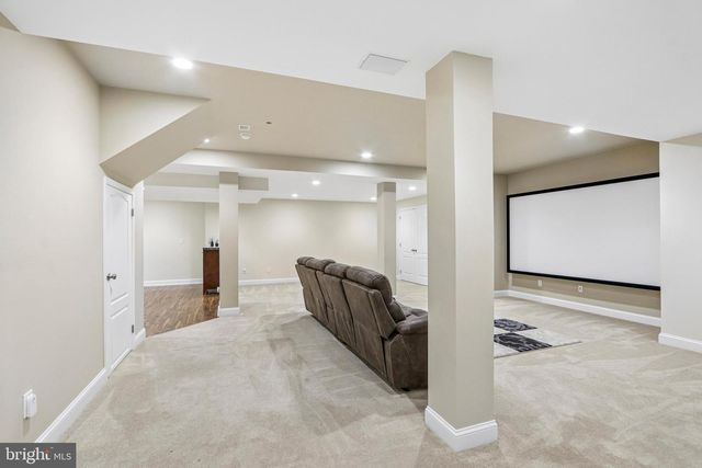 33 VENUTI DR, Aston, PA 19014