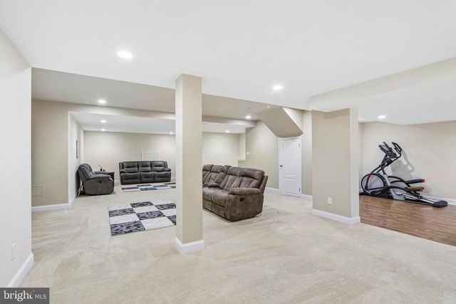 33 VENUTI DR, Aston, PA 19014