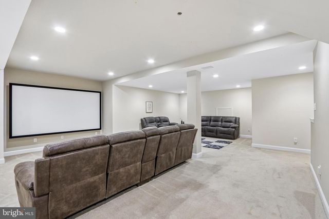 33 VENUTI DR, Aston, PA 19014