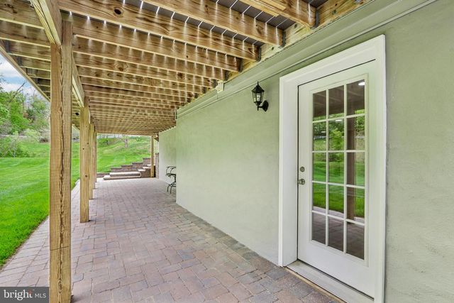 33 VENUTI DR, Aston, PA 19014
