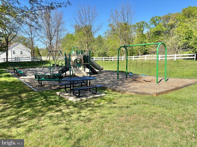 33 VENUTI DR, Aston, PA 19014