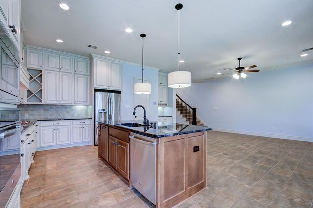 30 Daffodil Meadow Place, Tomball, TX 77375