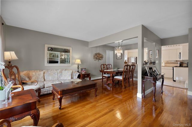22 Marilyn Court, West Babylon, NY 11704