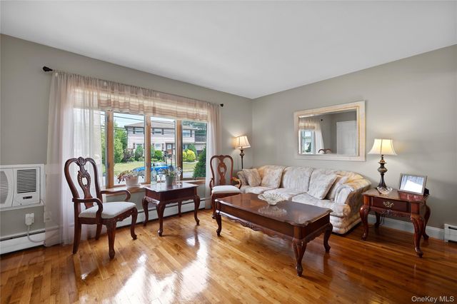22 Marilyn Court, West Babylon, NY 11704