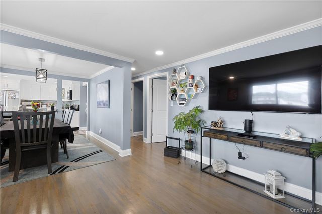 22 Marilyn Court, West Babylon, NY 11704