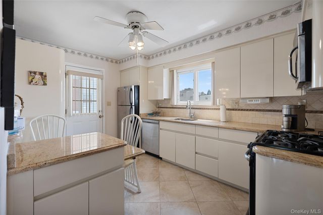 22 Marilyn Court, West Babylon, NY 11704