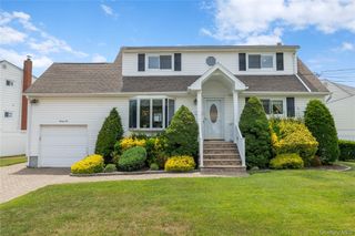 22 Marilyn Court, West Babylon, NY 11704