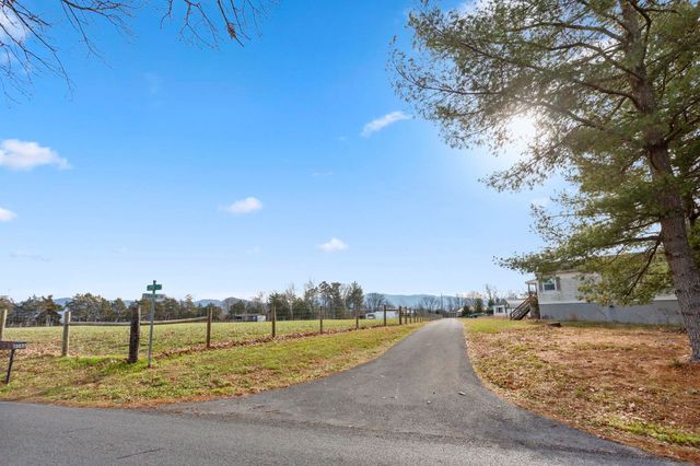 8086 CRAUN DR, Grottoes, VA 24441