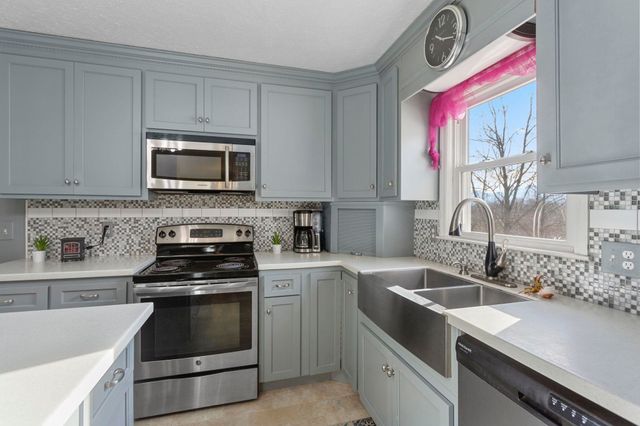 8086 CRAUN DR, Grottoes, VA 24441