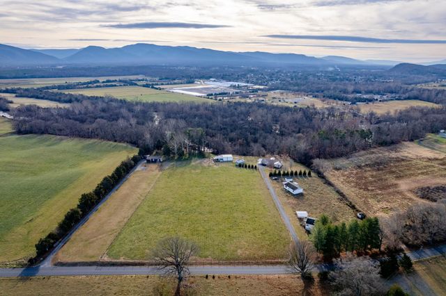 8086 CRAUN DR, Grottoes, VA 24441