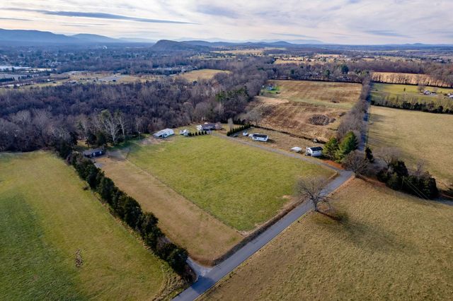 8086 CRAUN DR, Grottoes, VA 24441