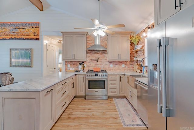 244 E Lakeshore Drive, Cherokee Village, AR 72529