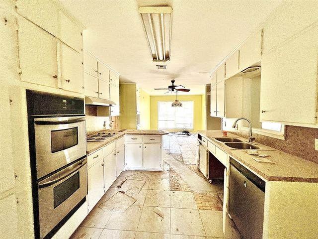 501 Sunset Drive, Marlin, TX 76661